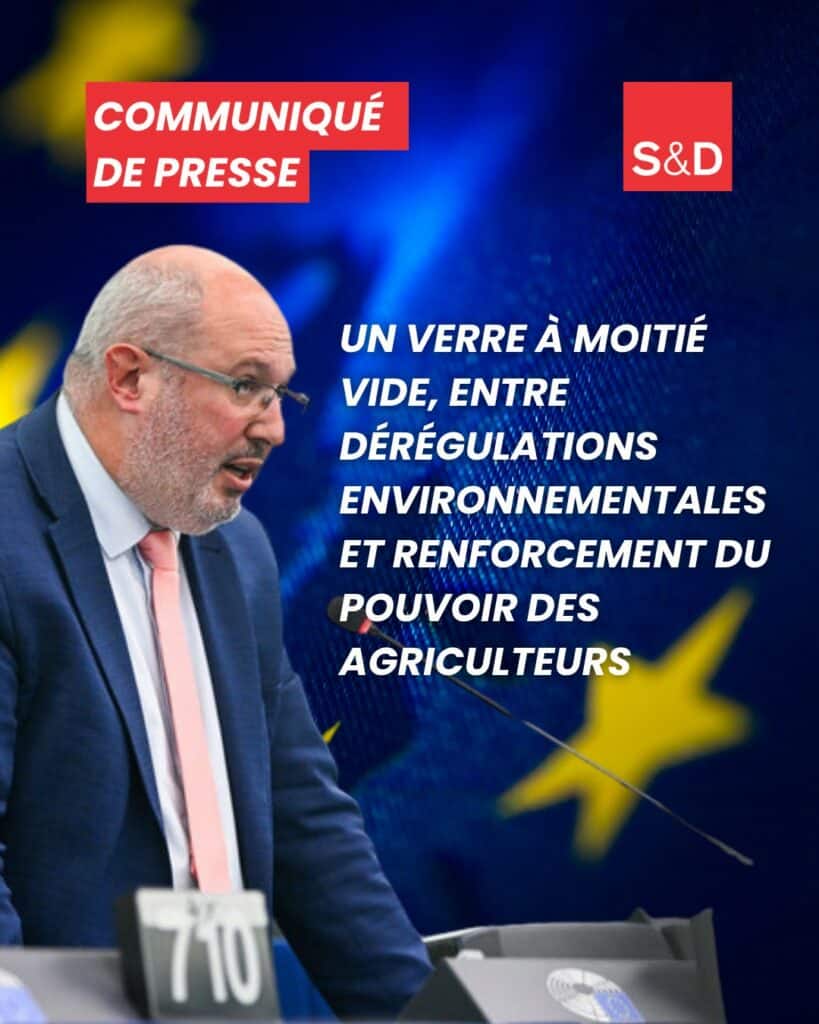 Cliché du député européen Eric Sargiacomo lors d'une conférence de presse, avec un fond évoquant l'Union Européenne et l'environnement.