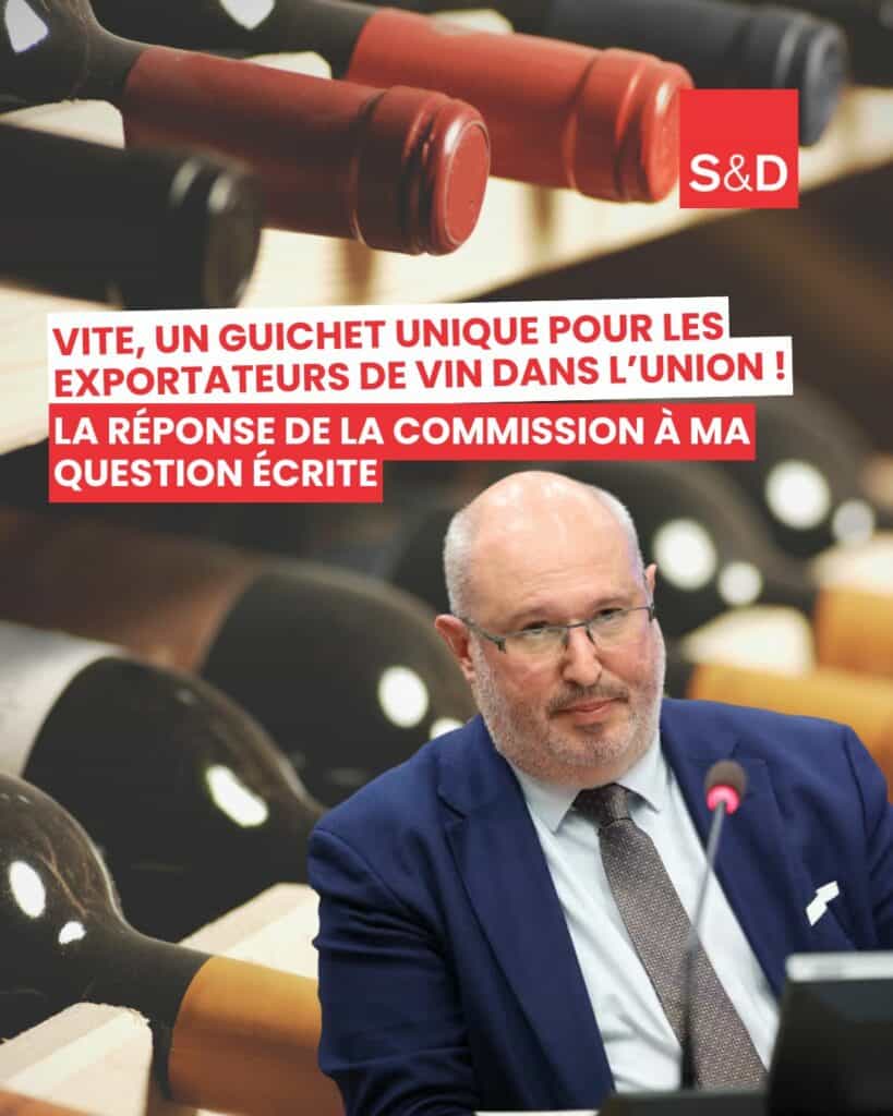 Bouteilles de vin en stock dans un entrepôt, symbolisant l'industrie vinicole européenne. Le député européen socialiste Eric Sargiacomo en avant.