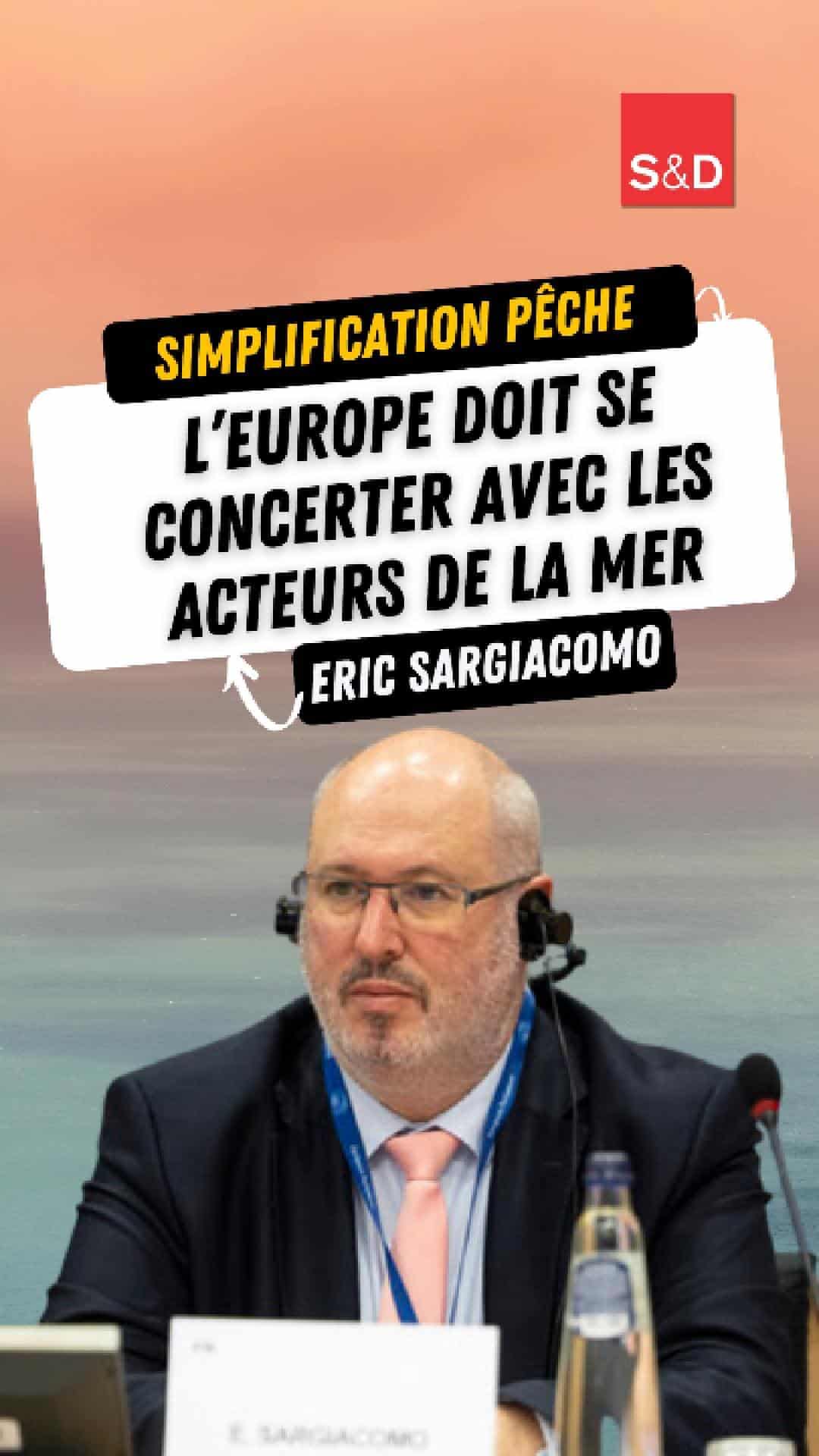Légende ALT : Eric Sargiacomo, député européen, lors d'une intervention, portant un costume noir, une cravate rose clair, avec un fond de mer et un graphique de la Commission européenne.