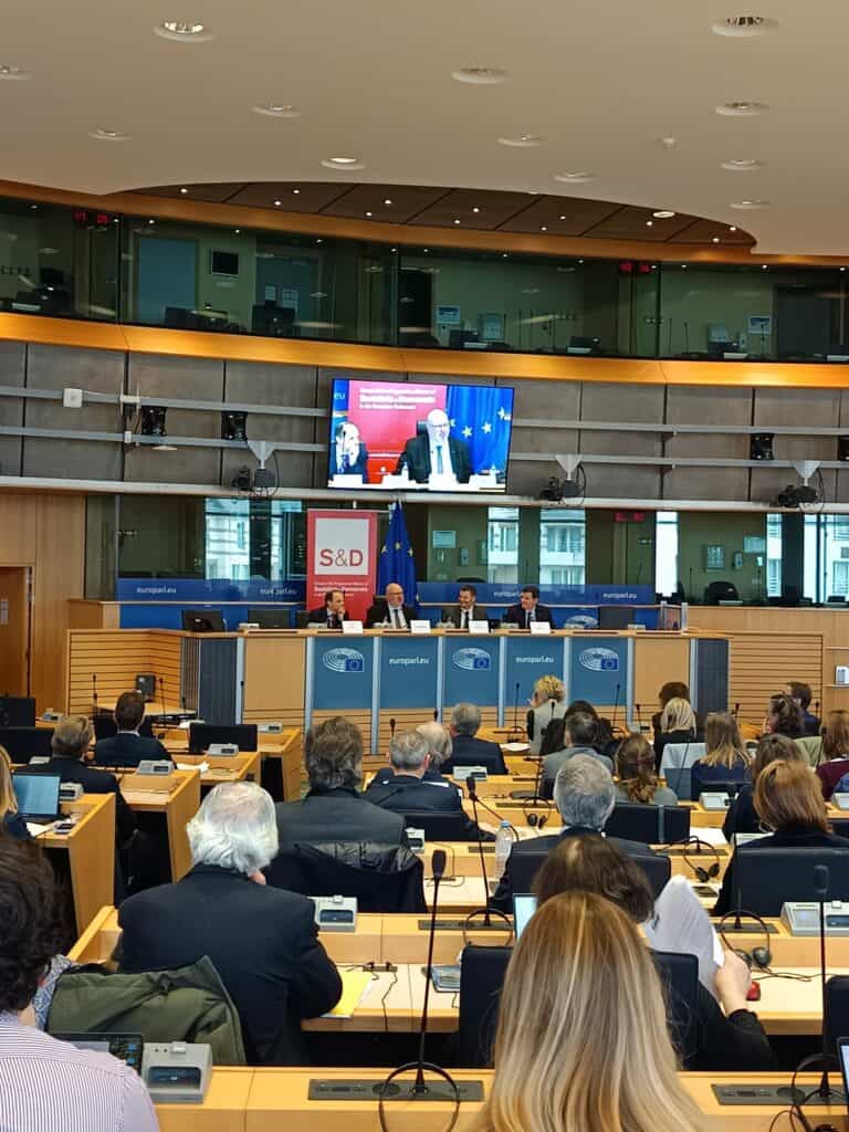 Présentant ses engagements pour l’agriculture, la pêche et la justice sociale lors d’une conférence européenne.