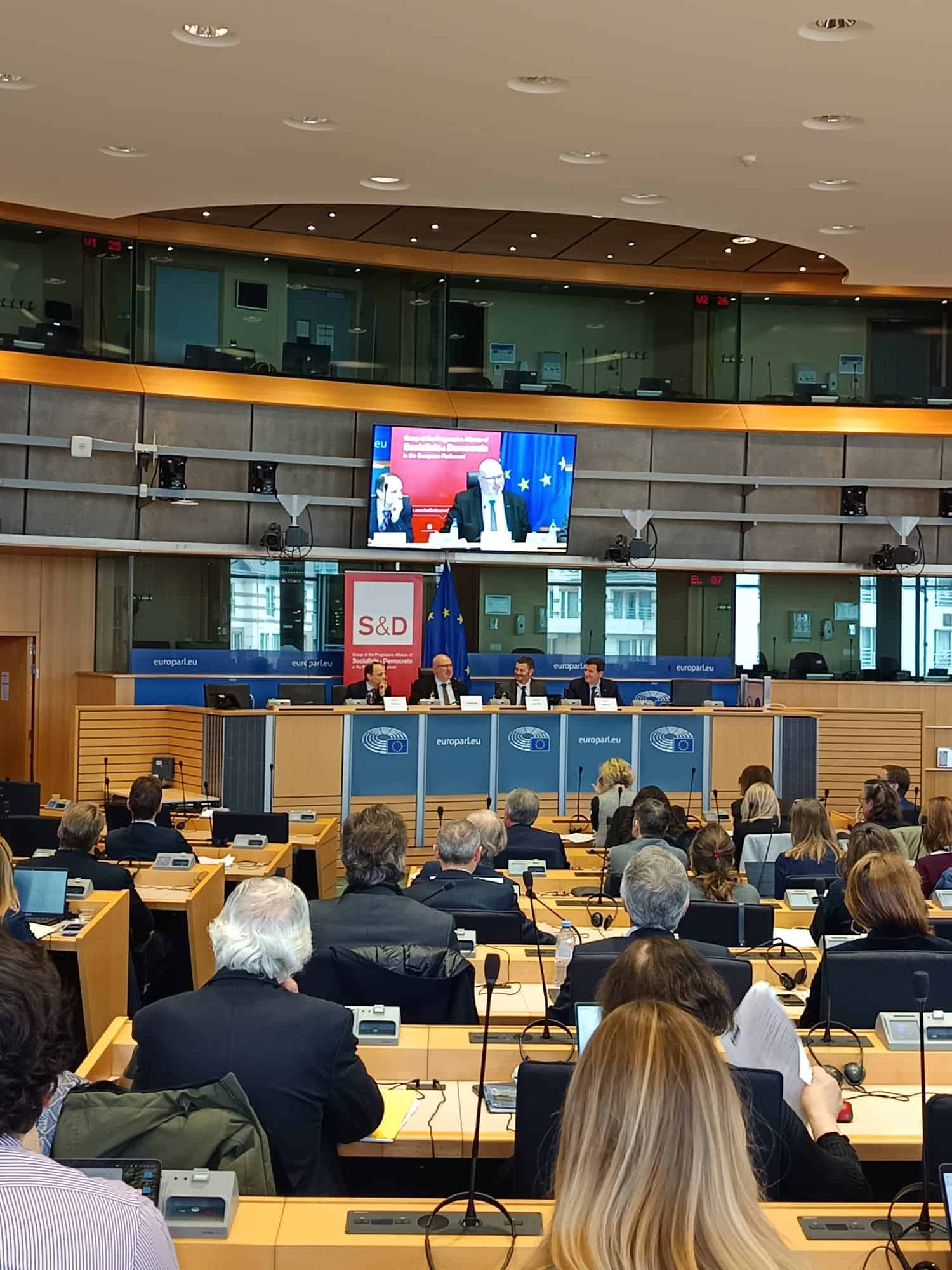 Présentant ses engagements pour l’agriculture, la pêche et la justice sociale lors d’une conférence européenne.